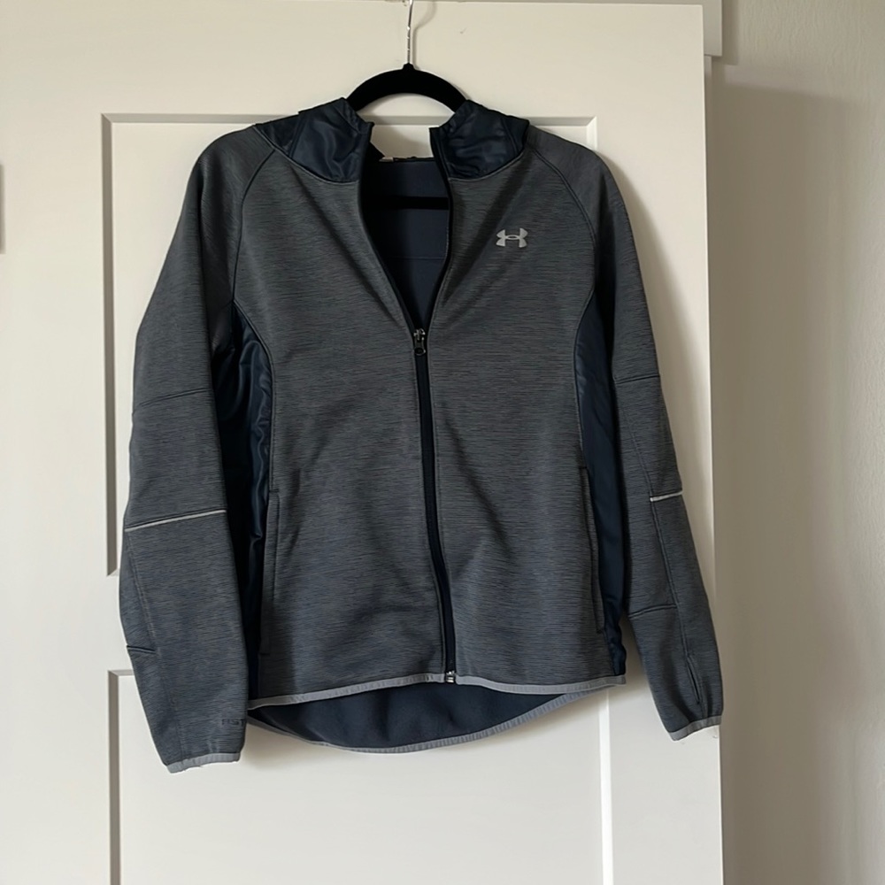 Under armour fleece lightweight jacket. Fits like a L/xl youth.
